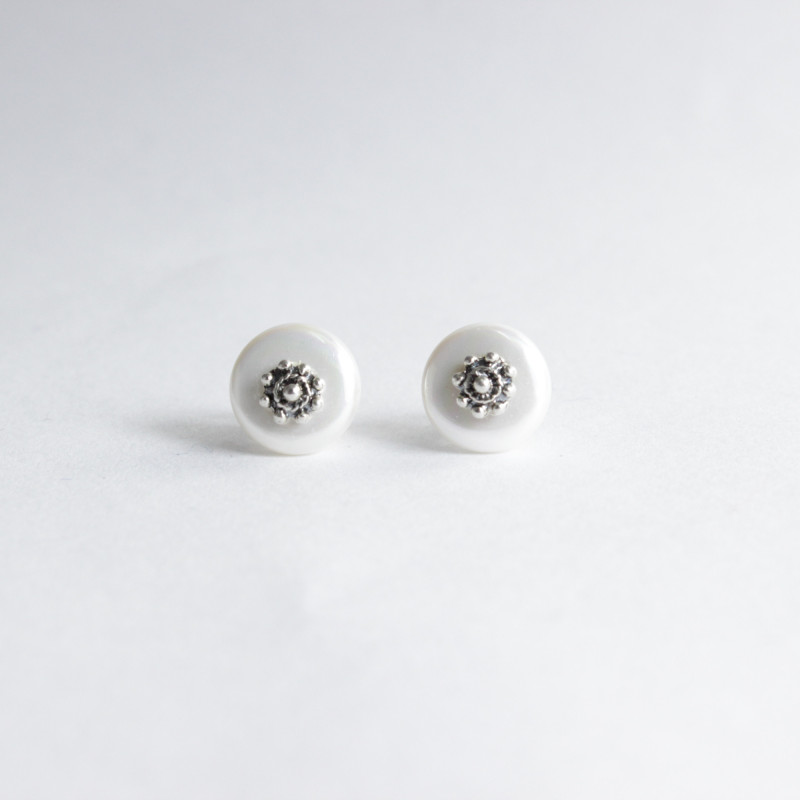 Pendientes Perla Botón Charro Plata de Ley 00-P-D | 9,88 € | Joyería Flores Pendientes Perla Botón Charro Plata de Ley 00-P-D | 9,88 € | Joyería Flores